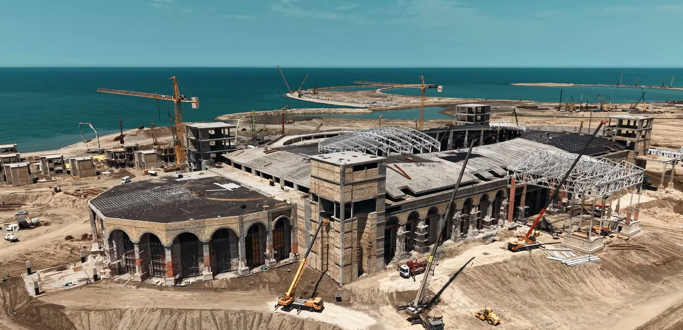Royalé Casino, 04.09.2026: арки фасада и краны — ближайший сосед башен